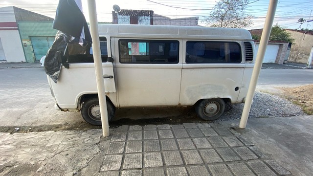 VENDE-SE KOMBI 2011