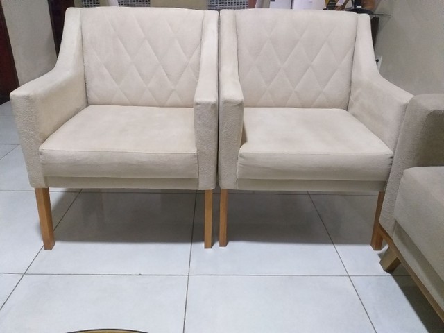Duas cadeiras e um sofá dois lugares  - Foto 2