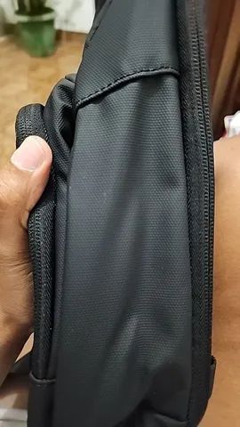 Bolsa transversal de peitoral unisex com USB