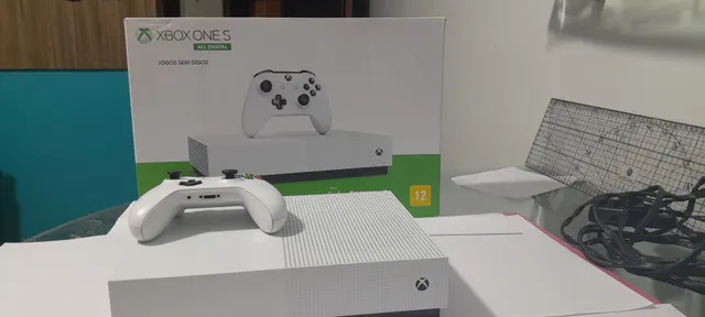 Console Microsoft Xbox One S 1TB Branco + 2 Controles sem fio 234