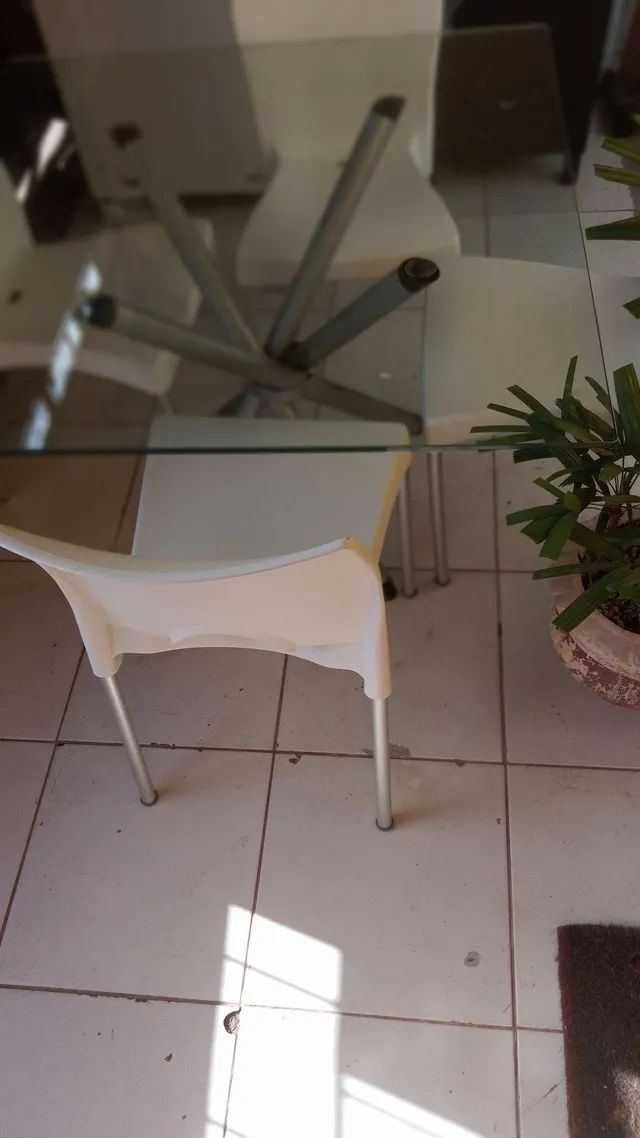 Vendo esta mesa tampo de vidro 4 cadeiras - Foto 2