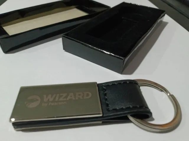 Chaveiro de metal aço escovado com logo Wizard