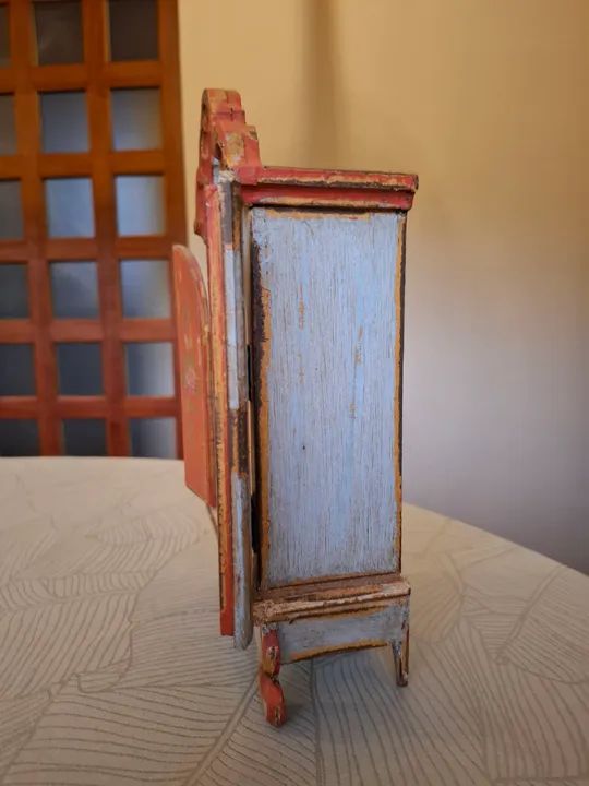 Oratório artesanal típico mineiro no estilo barroco com portas que abrem a fecham - Foto 5