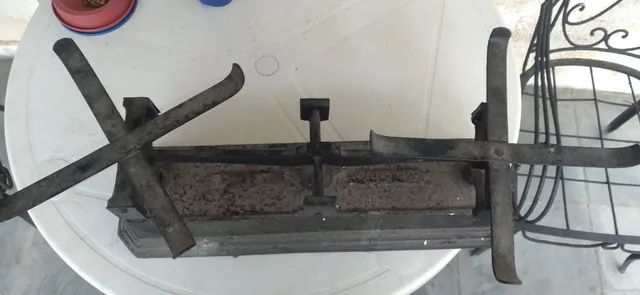 Balança antiga de dois pratos funcionando 