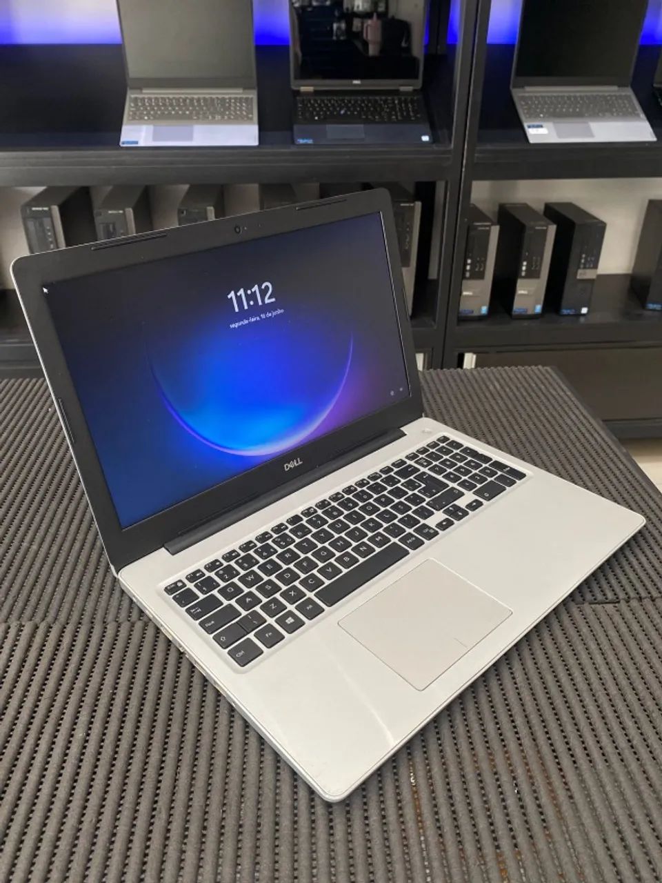Notebook Dell Inspiron 5570 Core i5 8ª 256Gb SSD 8Gb DDR4 Dedicada AMD ...