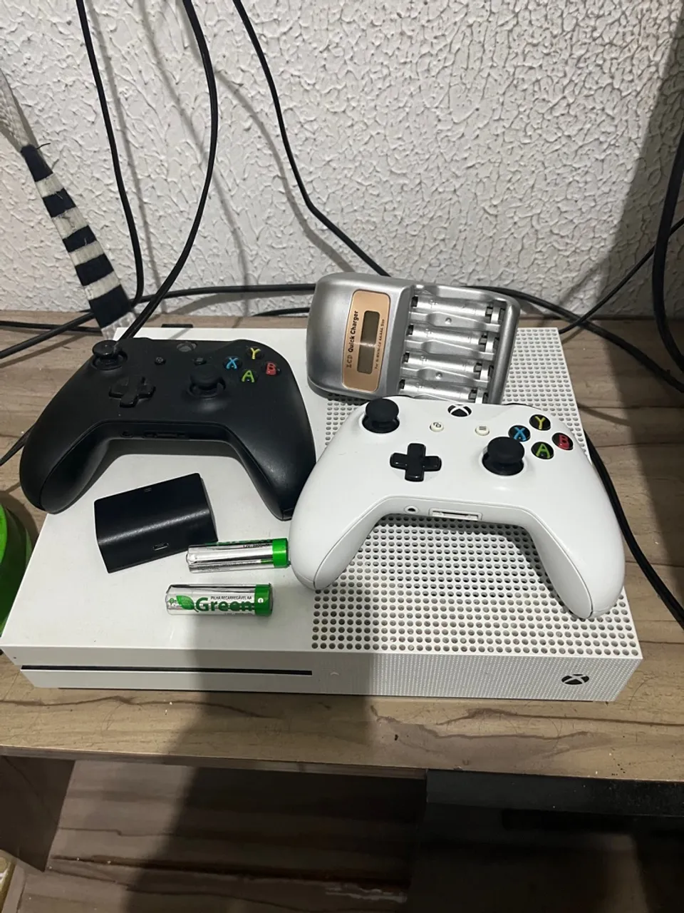 Xbox One S 1Tb - com Acessórios - NEGOCIÁVEL