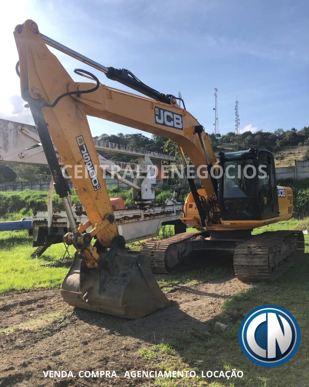 ESCAVADEIRA JCB JS200 LC  - Foto 2