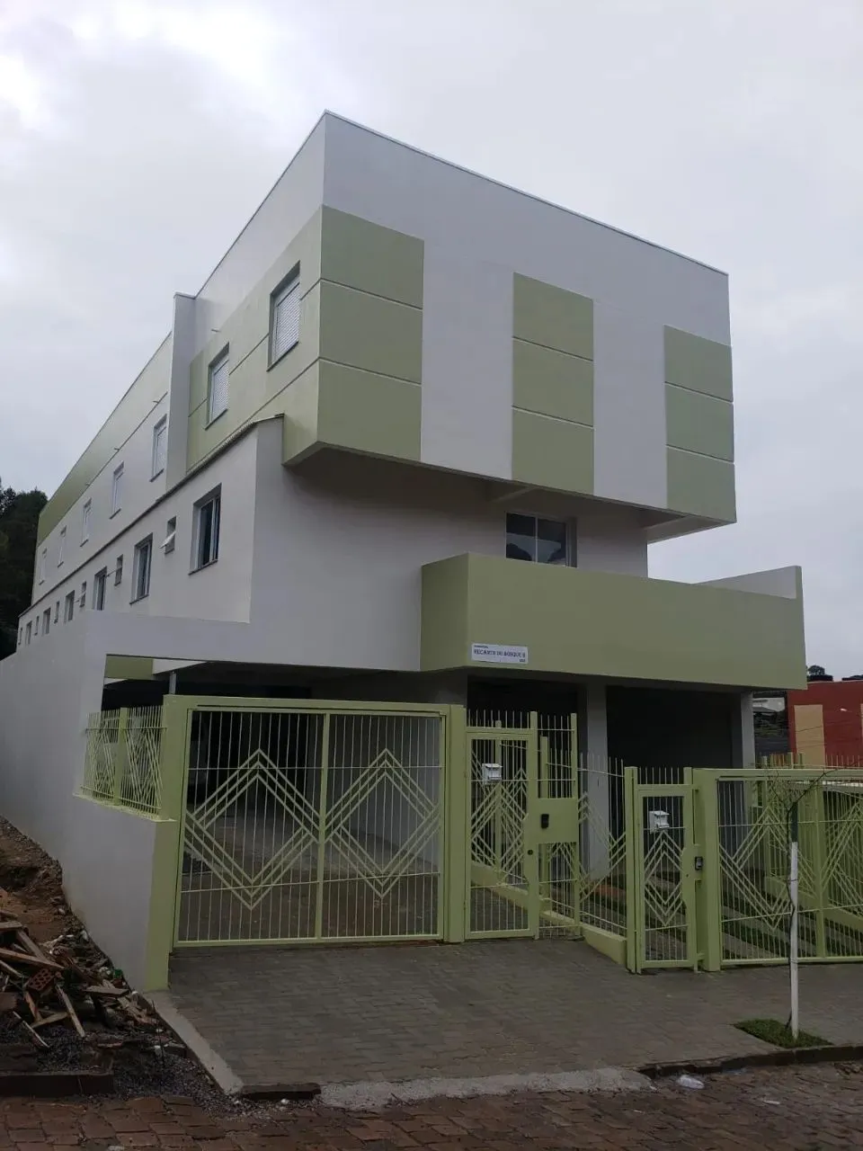 Venda de Sobrado Triplex em Caxias do Sul, bairro Desvio Rizzo