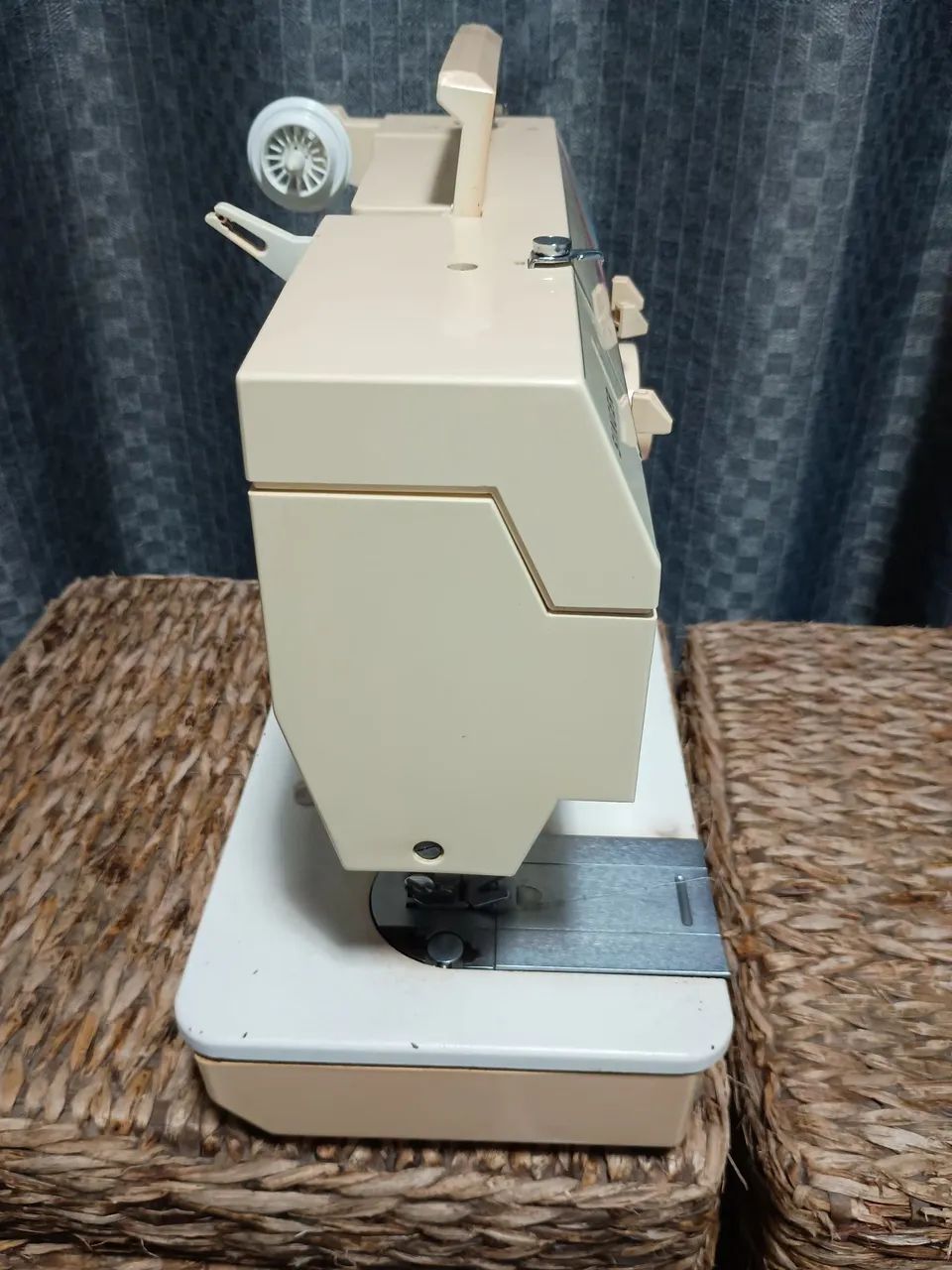 Máquina de Costura Singer - Funcionando Perfeitamente - Foto 3