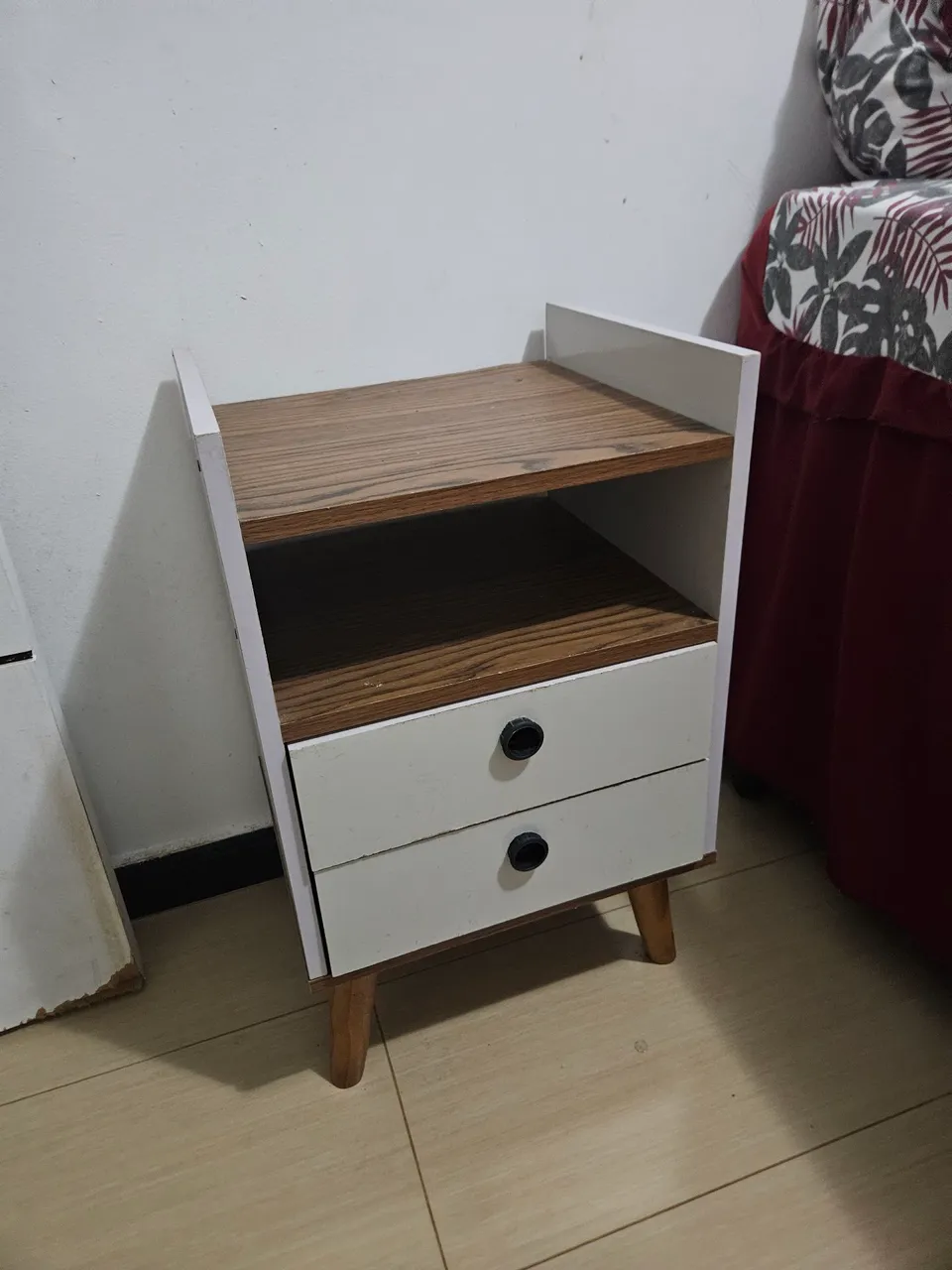 Mesa de cabeceira com gaveta