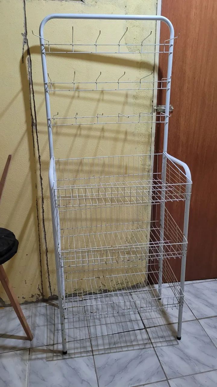 EXPOSITOR ARARA COM CESTO E GANCHO PARA ROUPAS