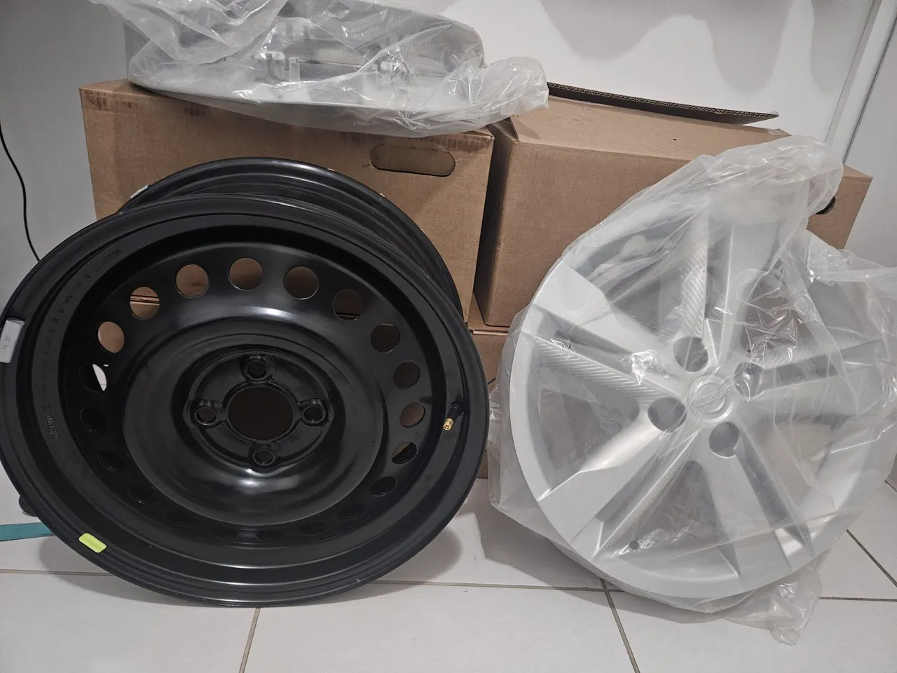 Rodas de aço Nissan Kicks e calotas novas originais