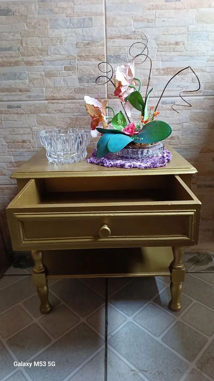 Mesinha de cabeceira dourada estilo vintage - Foto 4
