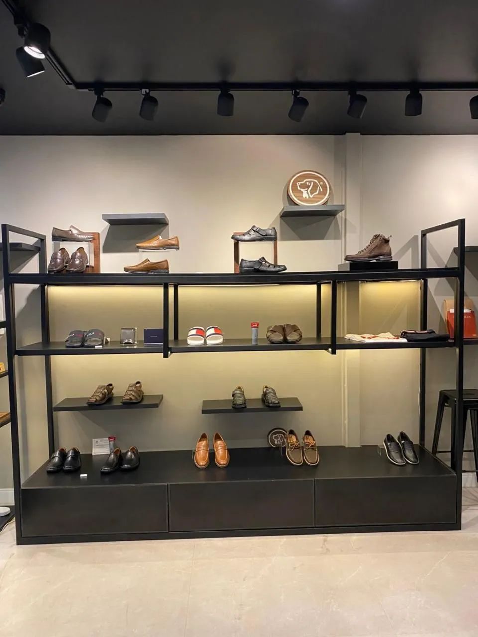 MÓVEIS EXPOSITORES PARA LOJA DE SAPATO EM FERRO E MDF INDUSTRIAL