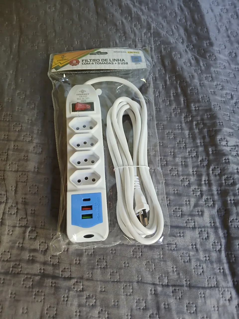 Filtro de Linha com 4 Tomadas + 3 USB