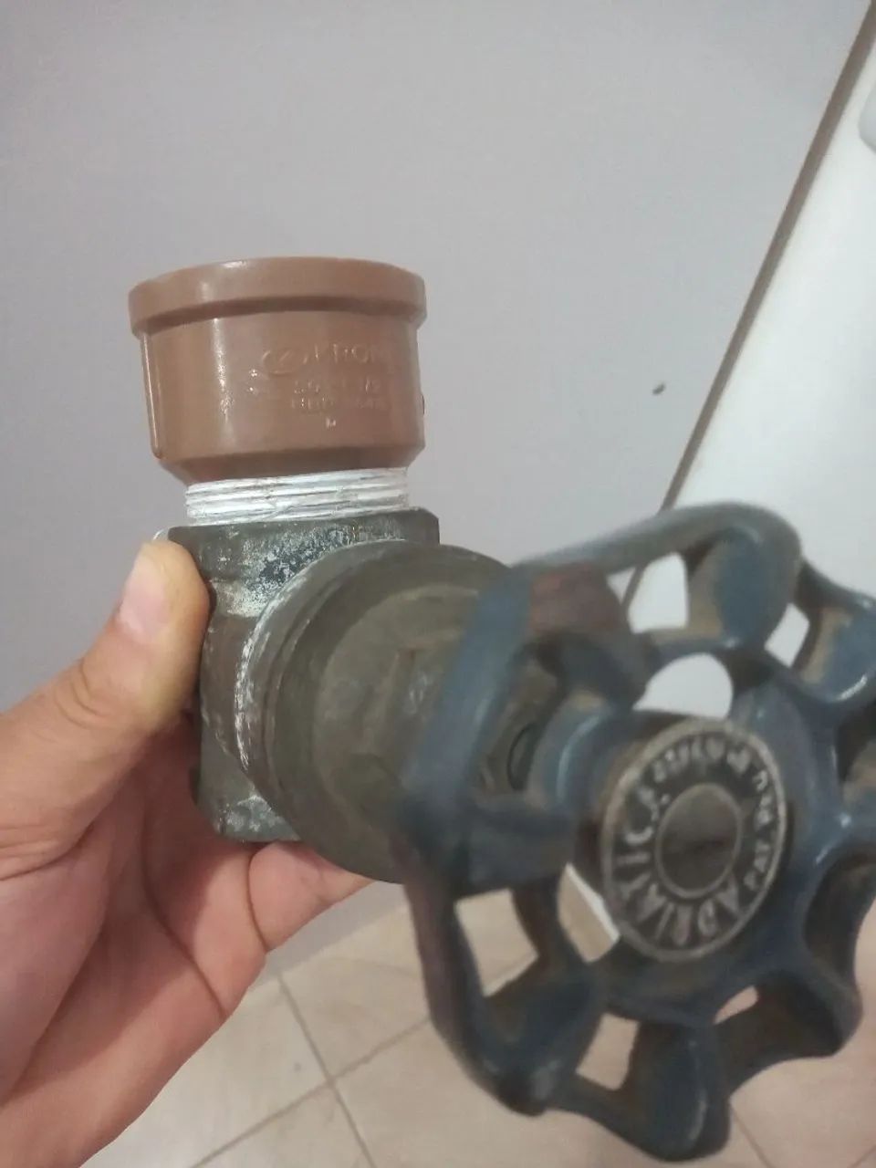 Registro de água 1.1/2" -- $ 40,00