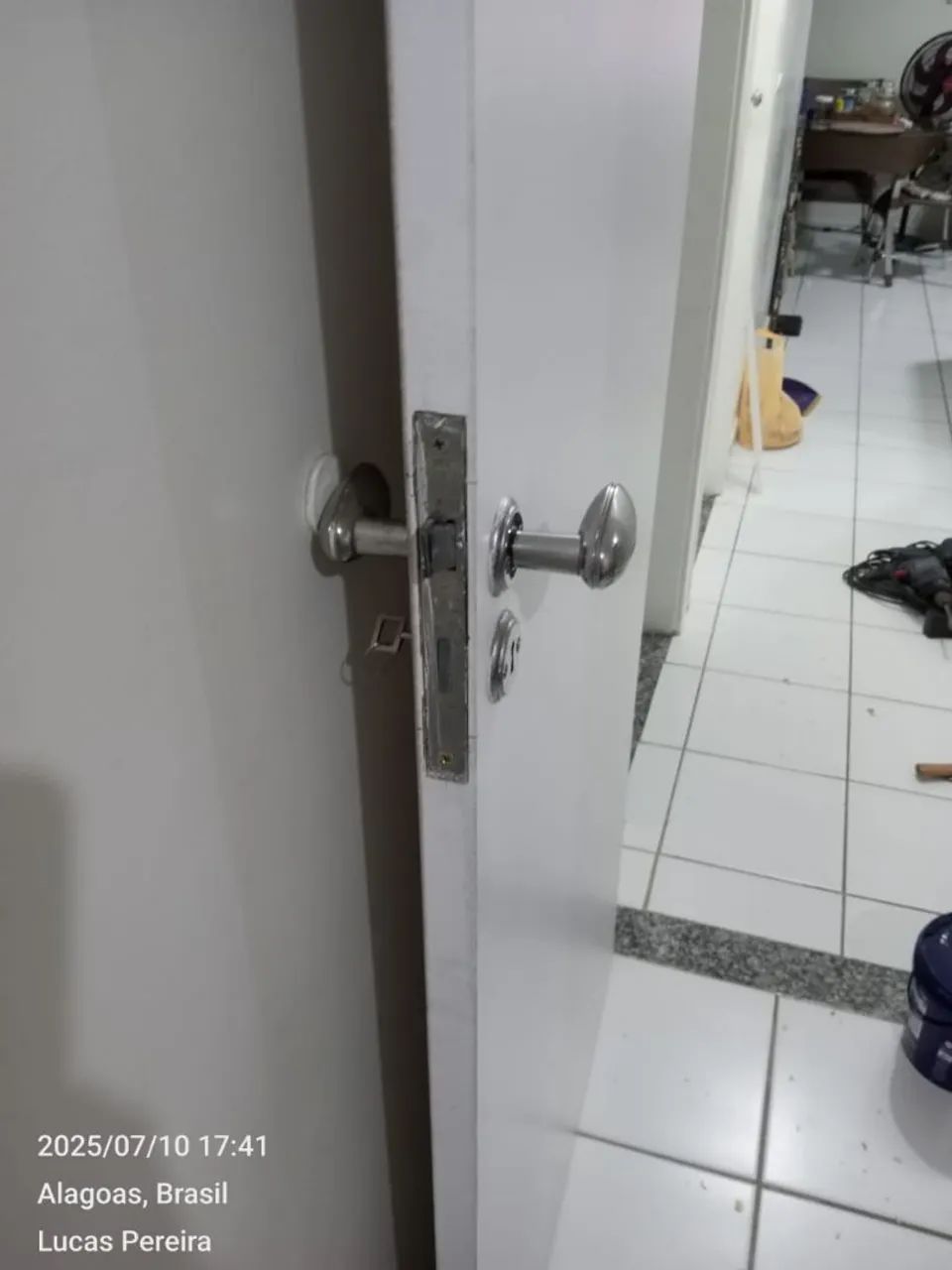 Serviços de instalação de portas.
