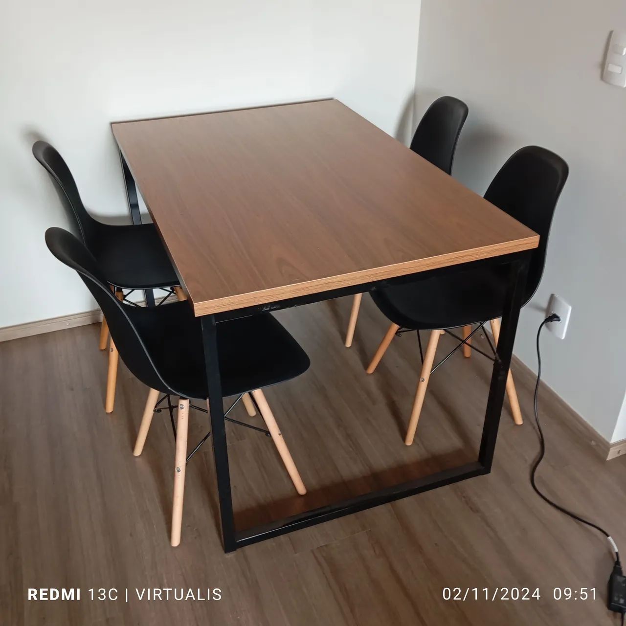 Mesa de Jantar com Tampo Amadeirado e Base de Ferro