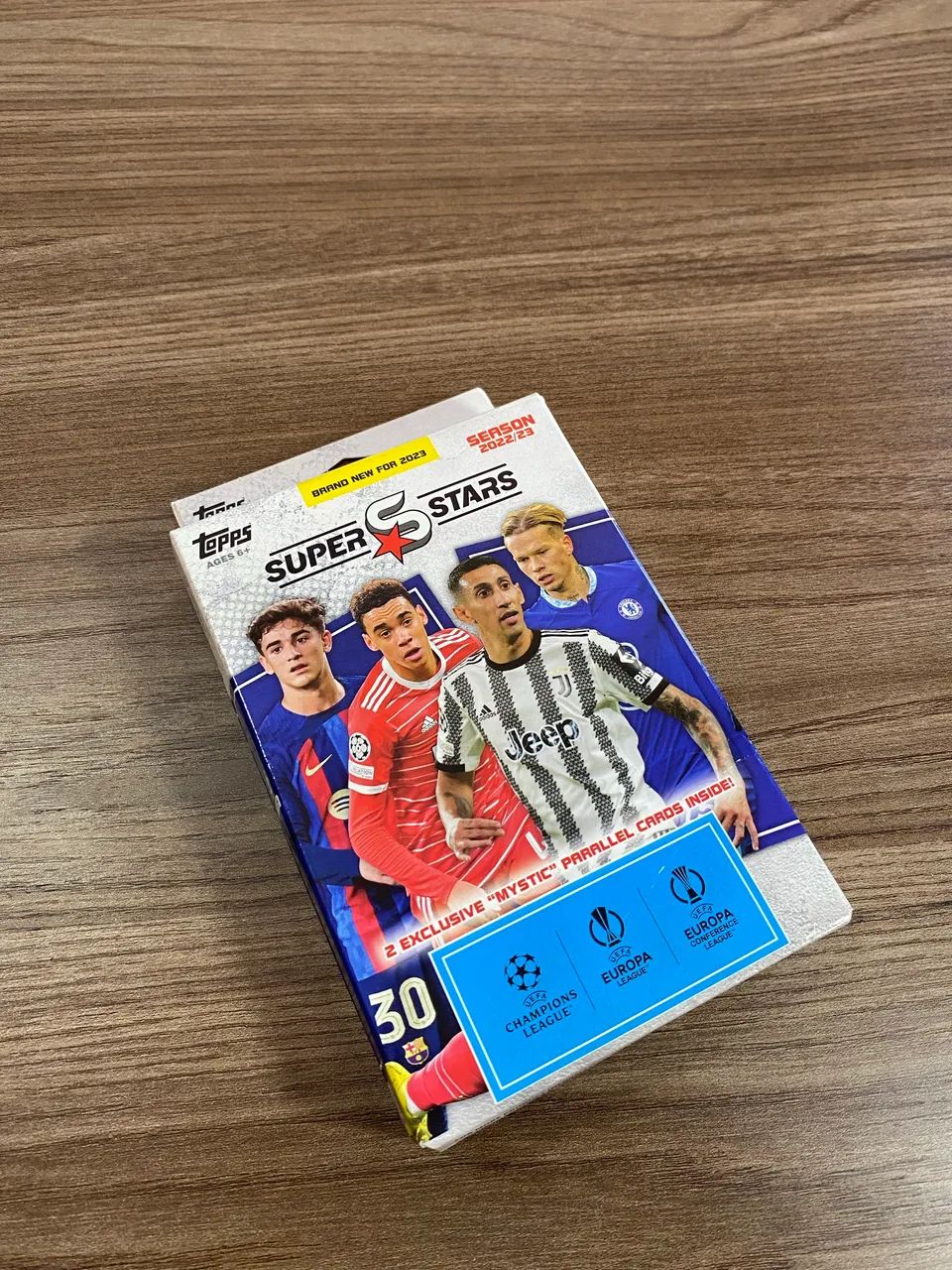 Cards UEFA Football Superstars 22/23 - Hanger Pack - 32 Cards - TOPPS