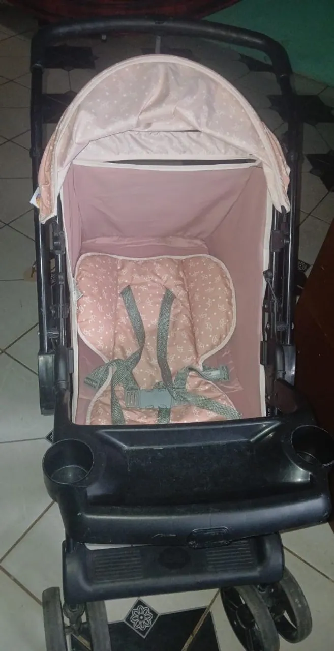 Carrinho de bebê compacto e confortável
