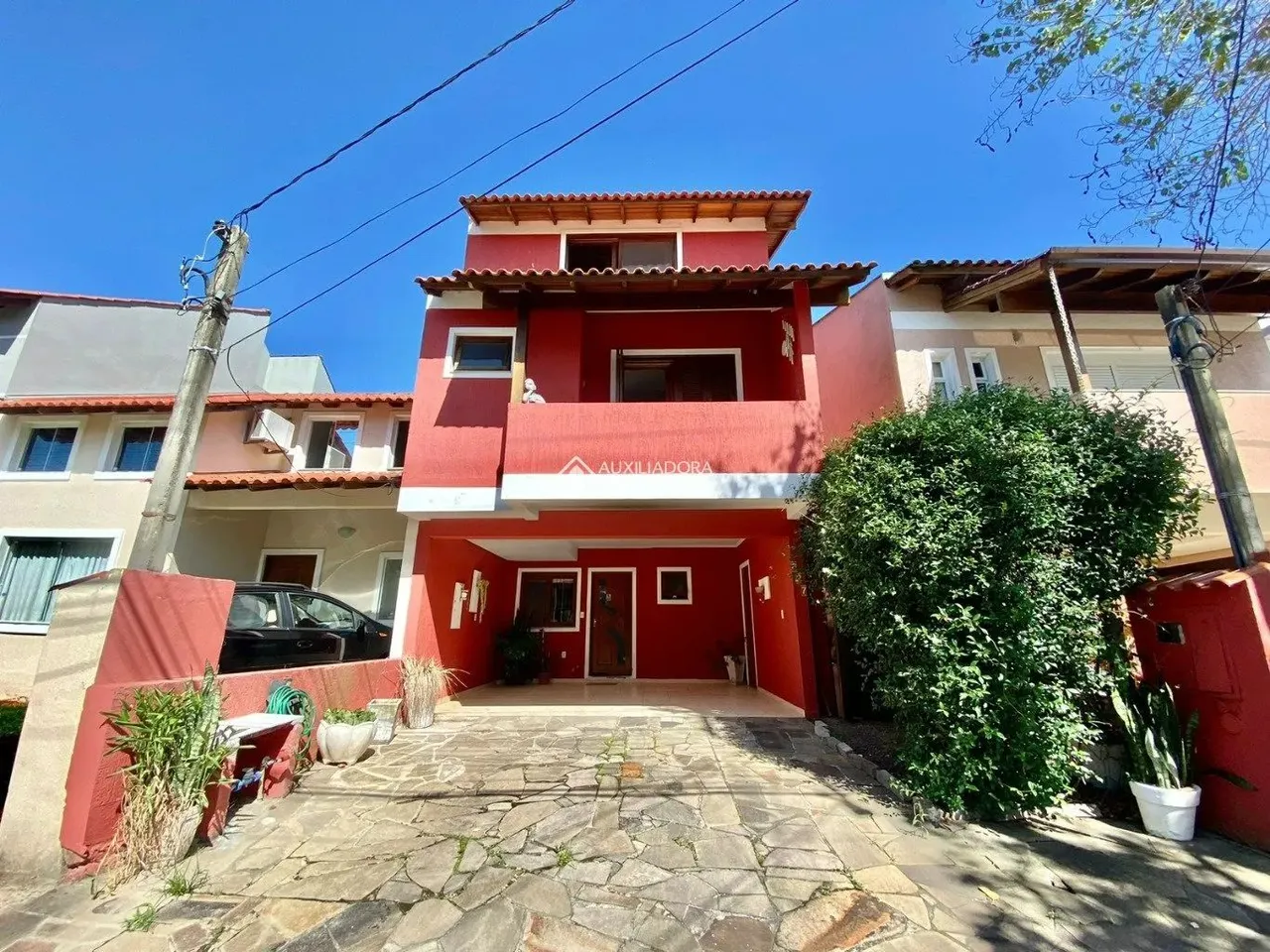 Sobrado três quartos zona sul