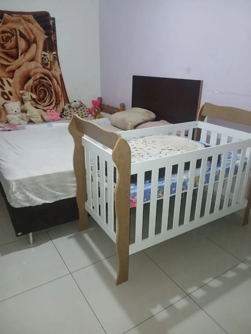 Berço Infantil Branco com Detalhes Amadeirados