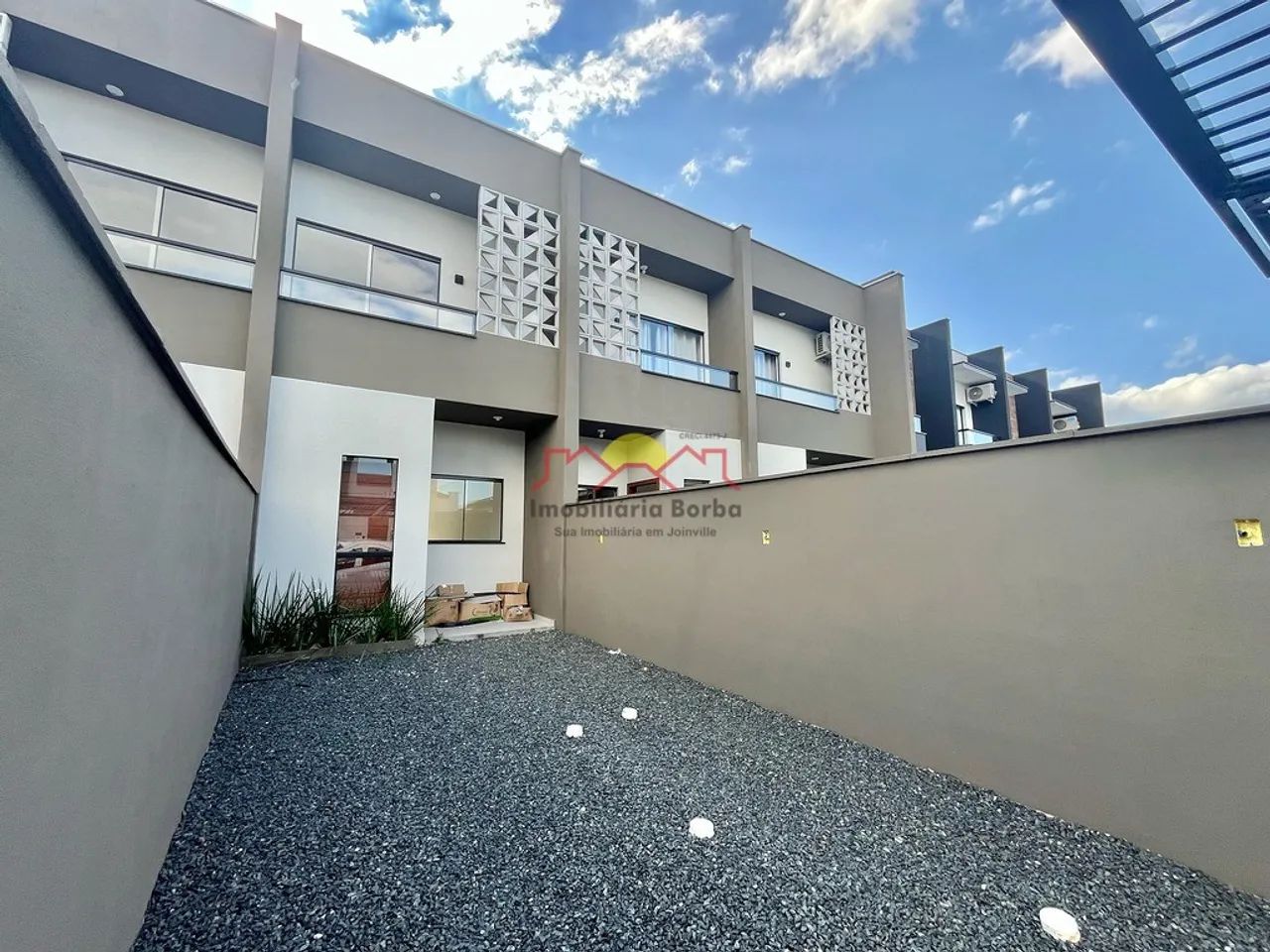 Sobrado Geminado com 02 Vagas de Garagem no Iririú
