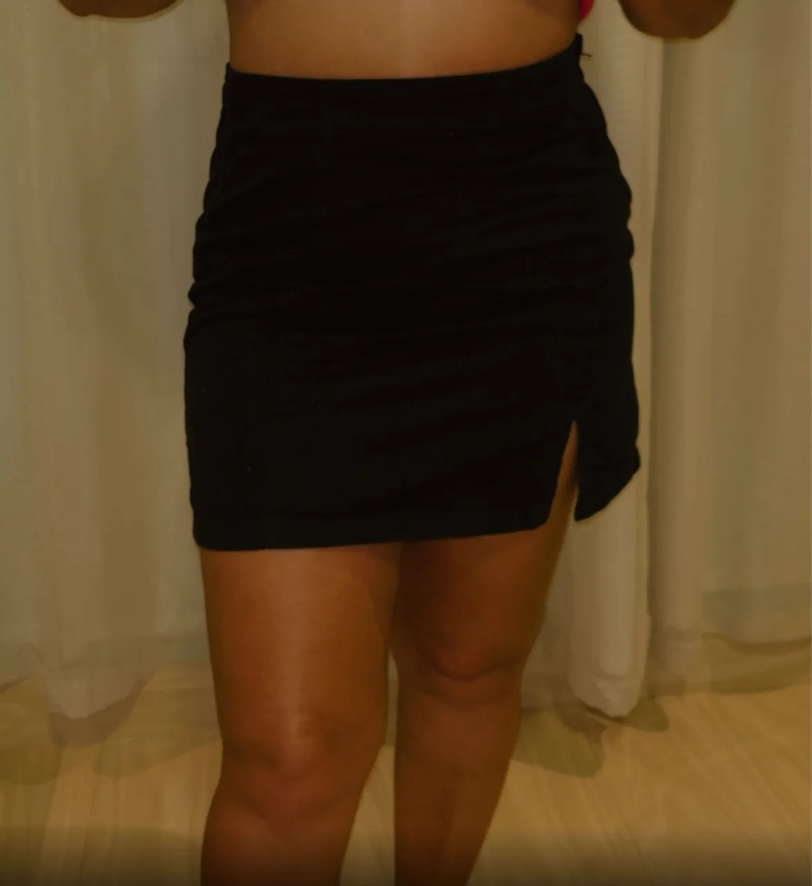 Saia preta com fenda lateral