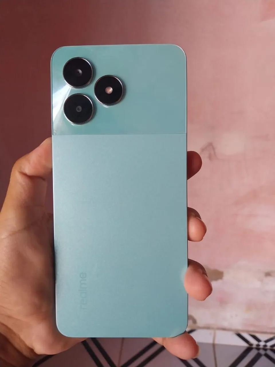 Vendo um celular novo perfeito na caixa pouco tempo de uso