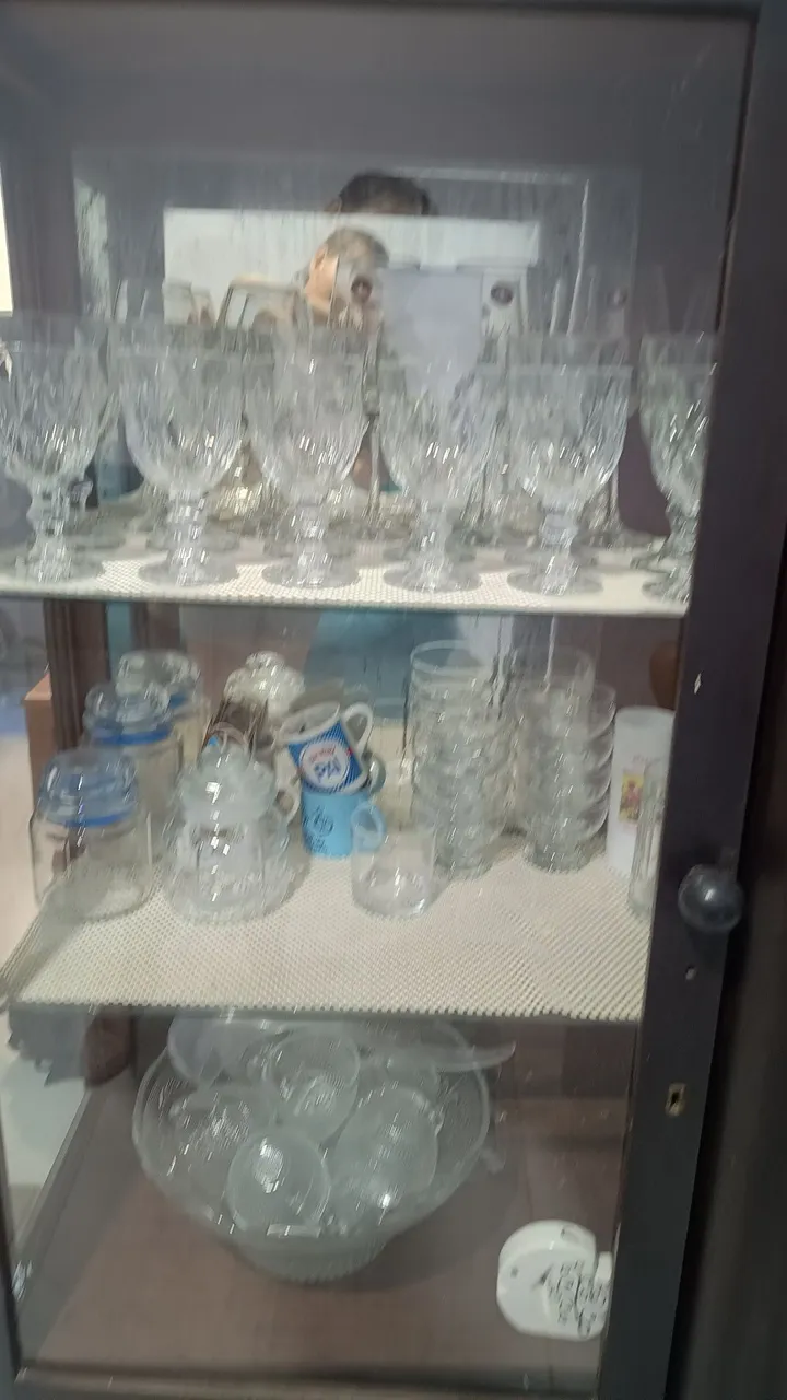 Cristaleira Antiga com Detalhes em Vidro