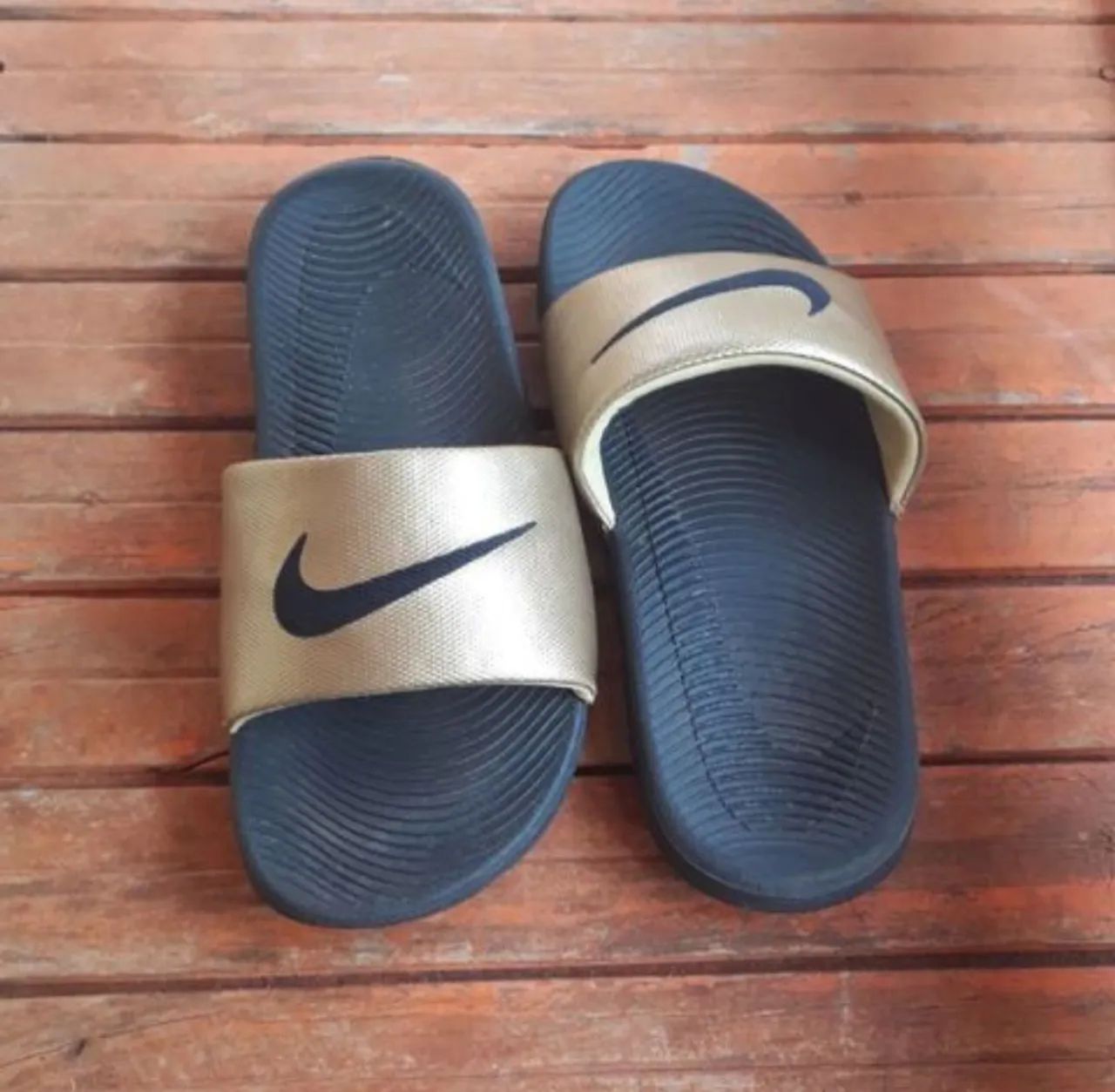 Sandálias Nike Slide Douradas - Foto 2