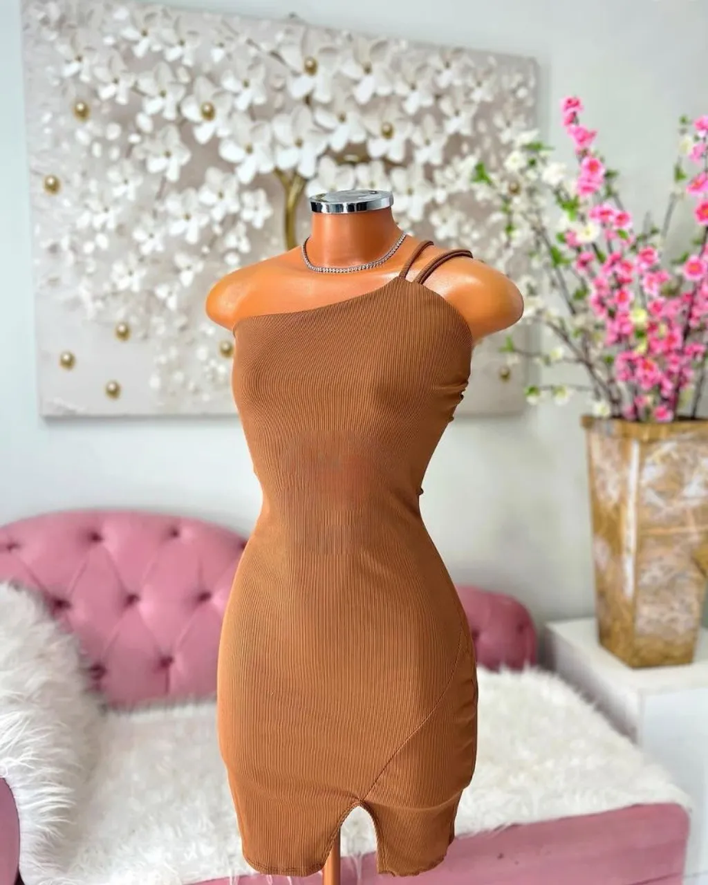 Vestido canelado de um ombro só