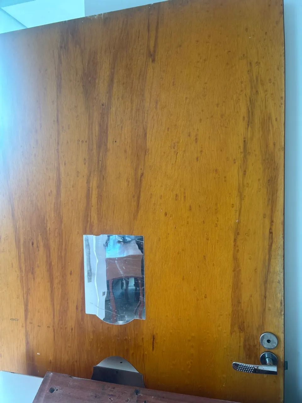 Porta de Madeira com Detalhe Espelhado