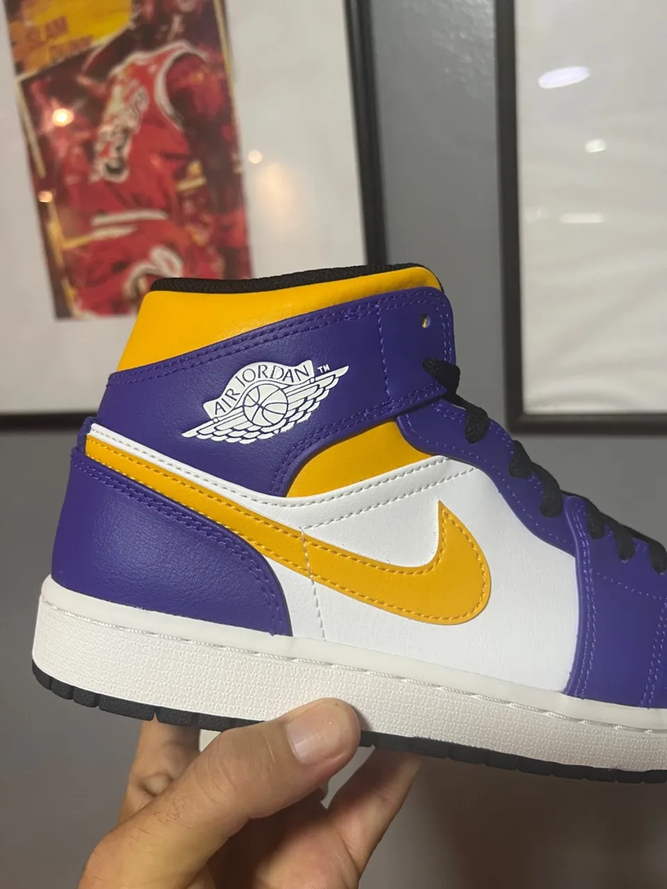 Tênis Nike Air Jordan 1 Mid - Lakers
