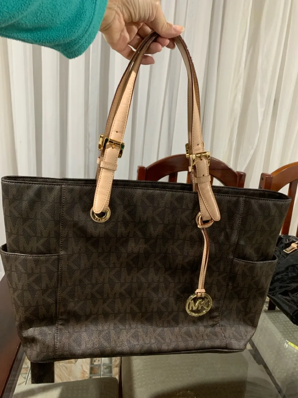 Bolsa seminova marrom.