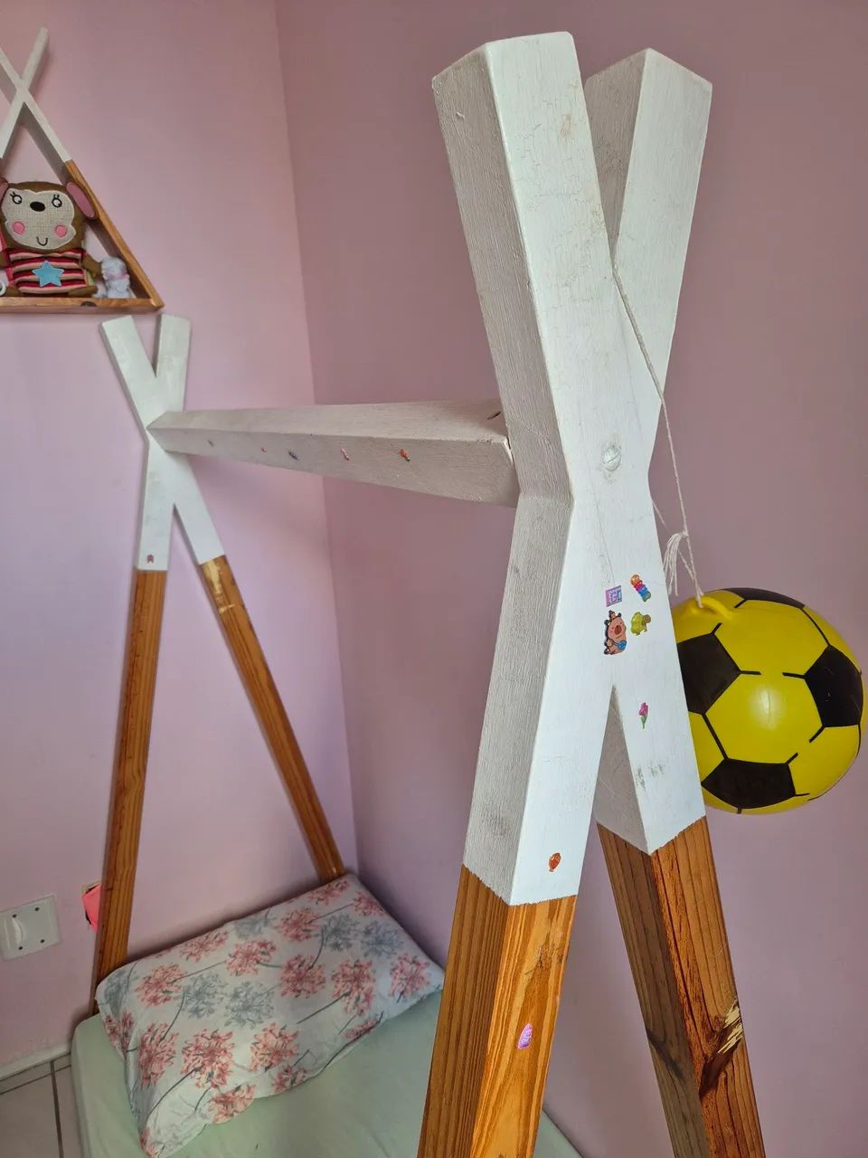 Cama montessoriana + colchão + prateleiras