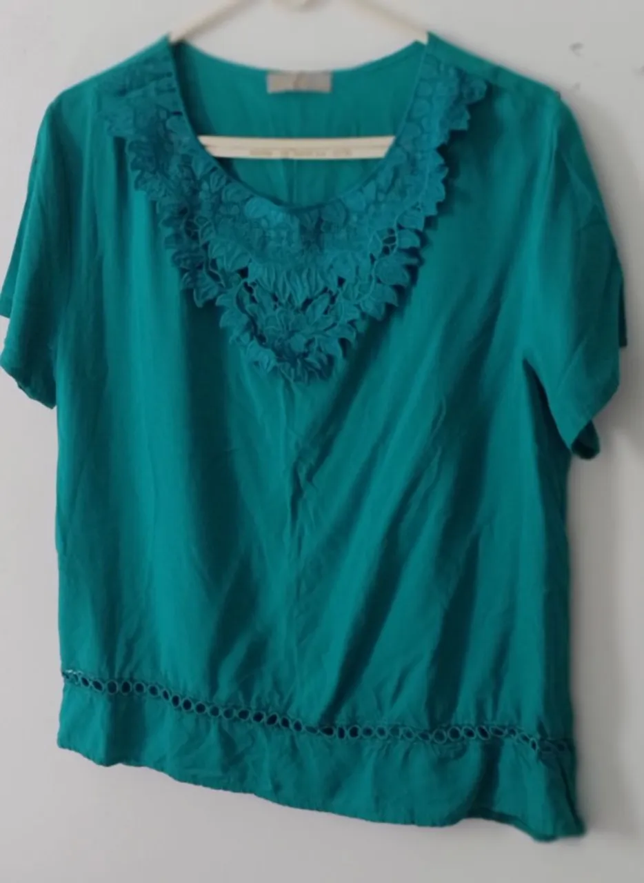 Blusa verde com detalhes em renda