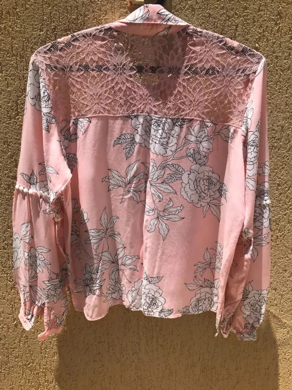 Camisa Rosa Com Flores Brancas E Renda - Foto 4