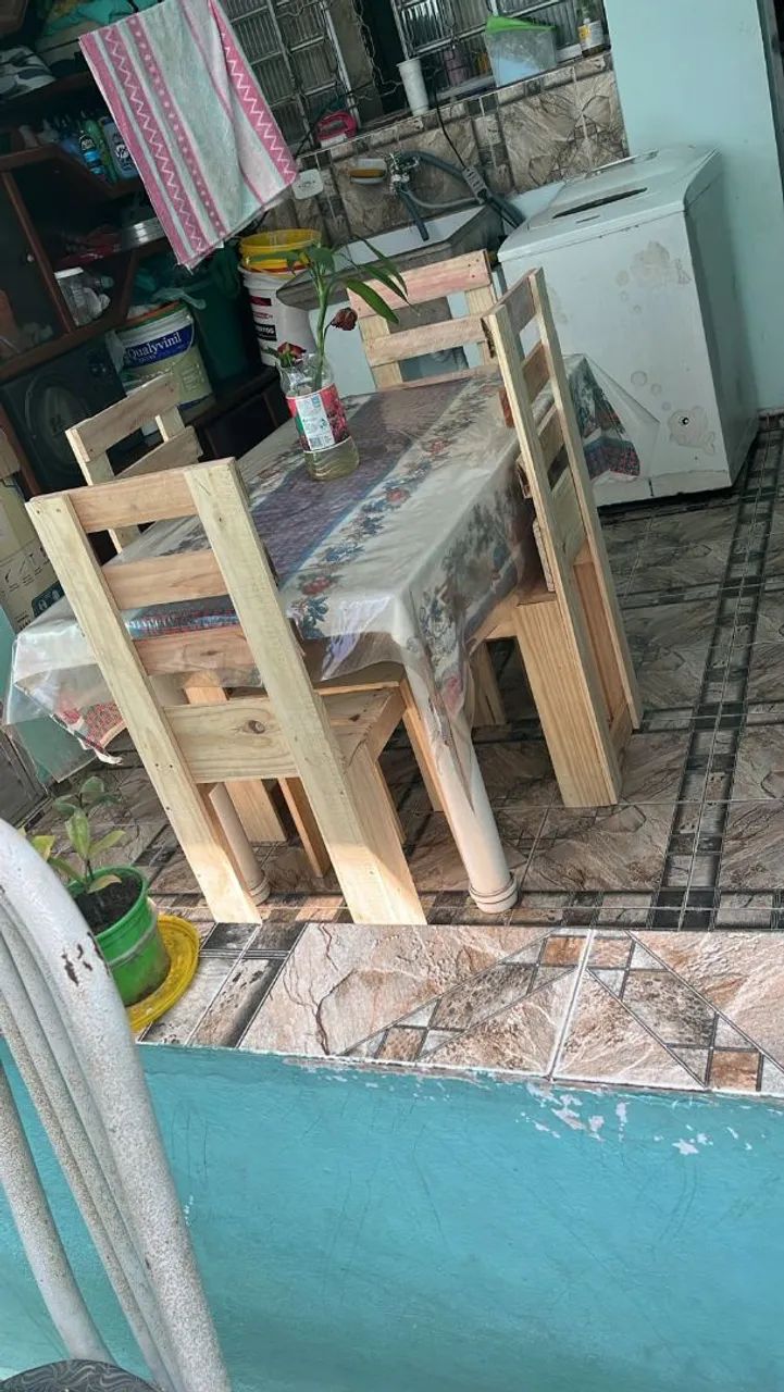 Conjunto de cadeiras de jantar em madeira