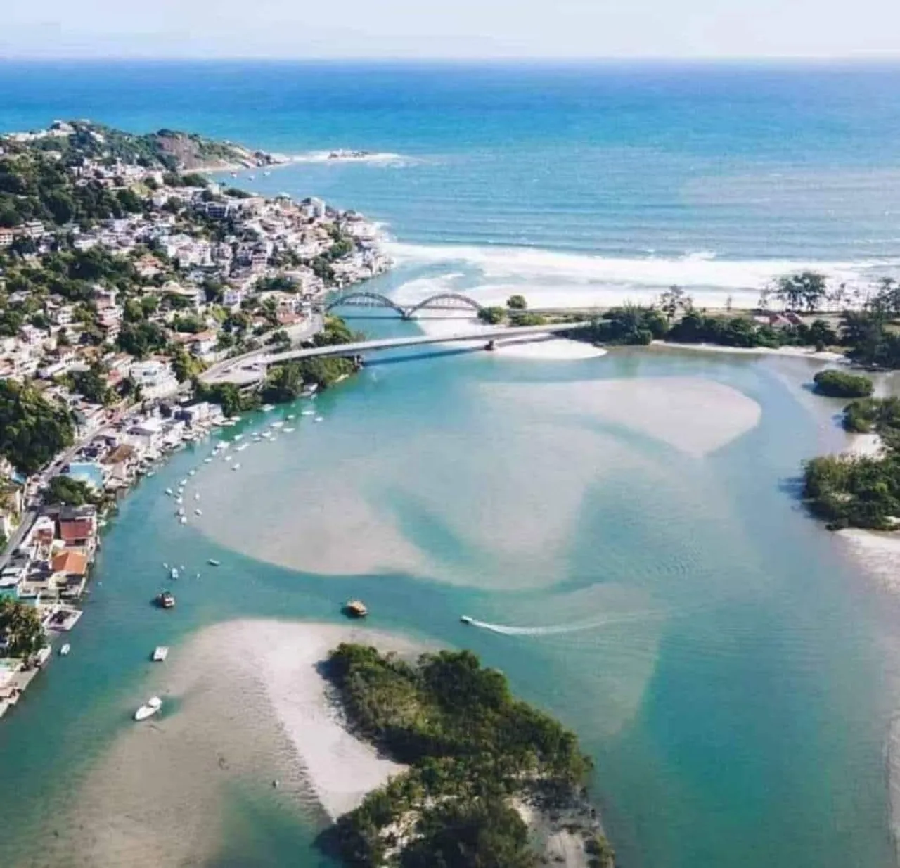 Duas ótimas oportunidades para sair do aluguel, é morar bem perto da praia.