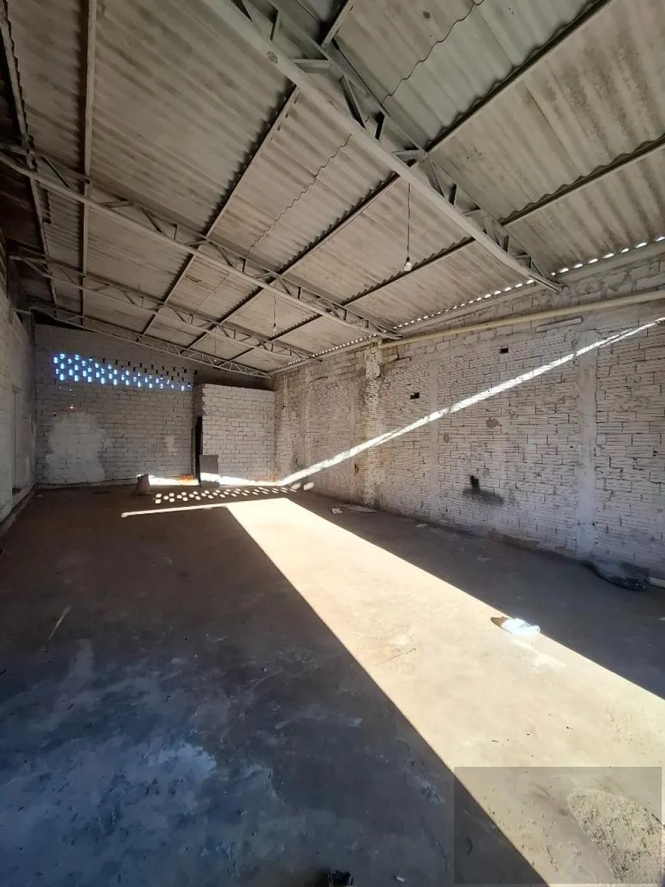 Galpão para locação com 98 m² na Av. das Bandeiras, - Foto 3