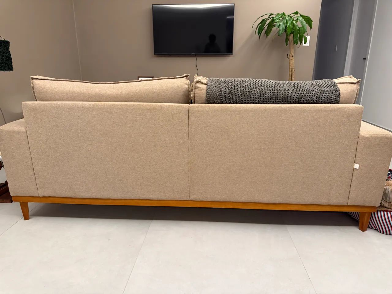 Sofá linho com pé de madeira maciça, não incluso decorações  - Foto 3