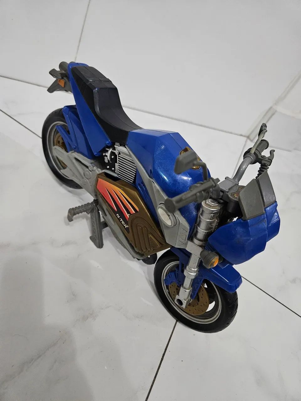 Moto azul Max Steel com farol funcionando - Foto 3