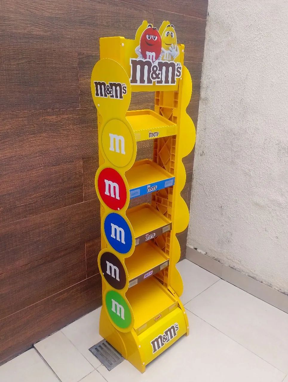 Expositor de chocolates Twix, Snikers e MM.