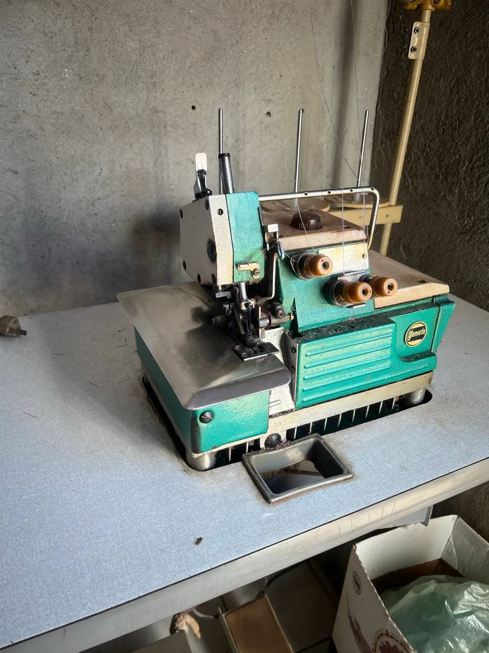 Máquina de costurar overloque e pico 