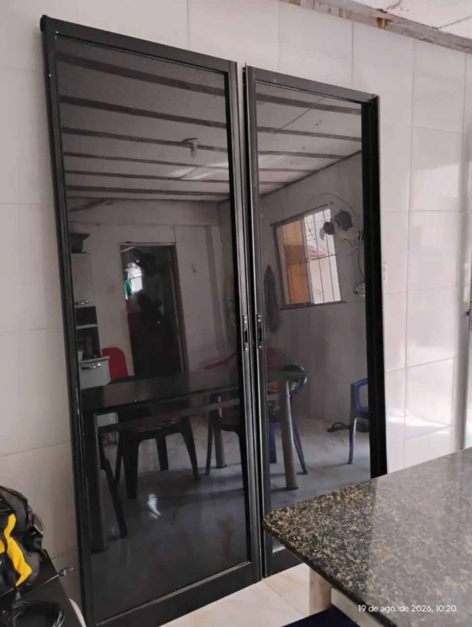 Porta de correr de vidro e alumínio 