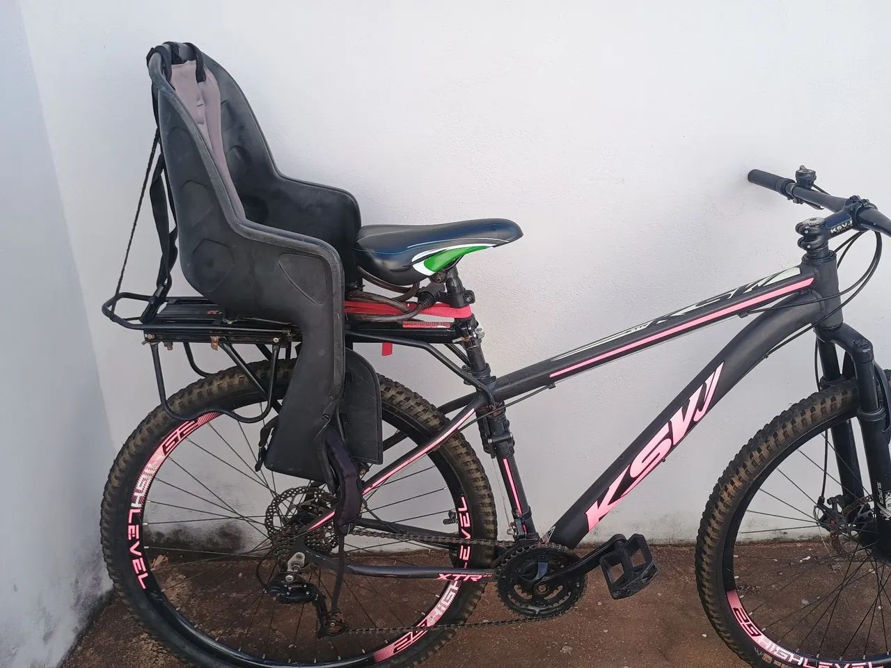 Bicicleta KWS com cadeirinha infantil e bagageiro 