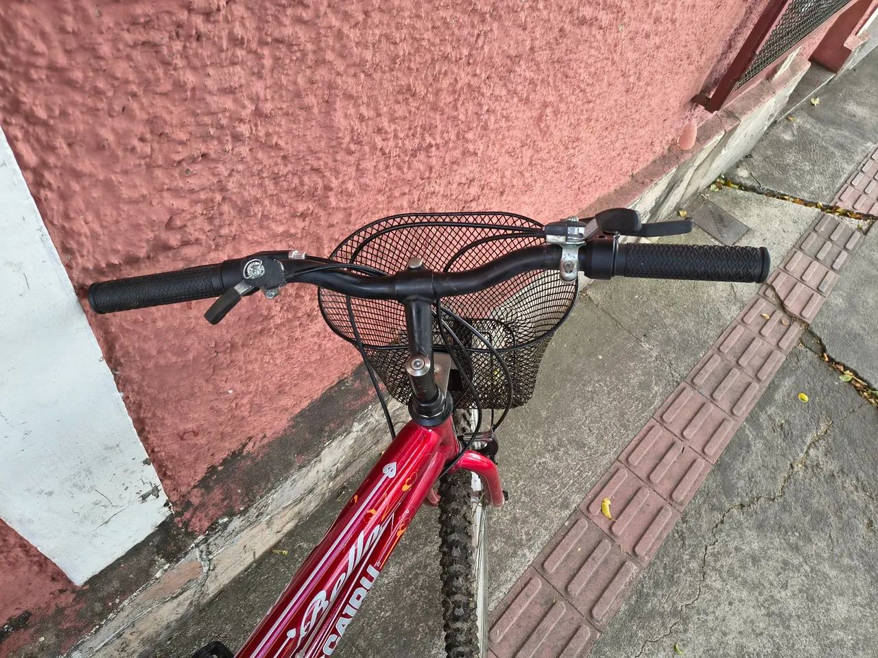 Bicicleta Vermelha Aro 26 com 21 Marchas, Garupa e Cestinho, ÓTIMA - Foto 3