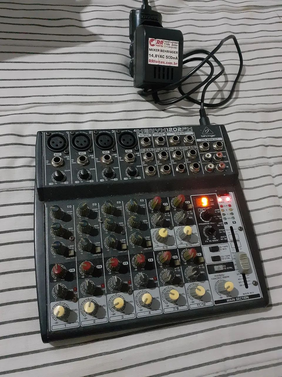 Mesa de som Behringer 12 canais 99 efeitos