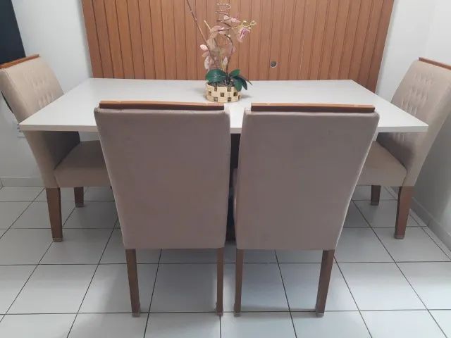 Mesa de Jantar + 4 Cadeiras